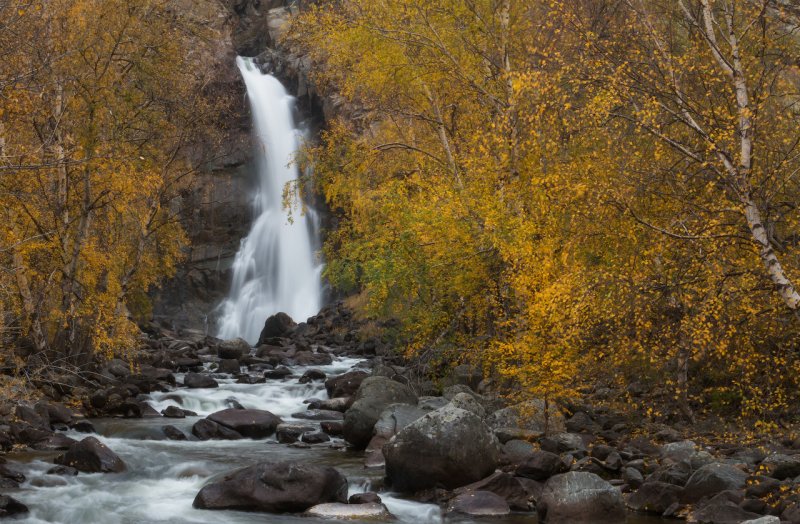 Куркуре водопад осенью Алтай