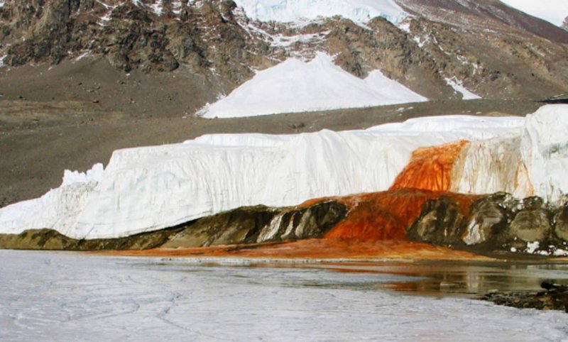 Красный водопад в Антарктиде