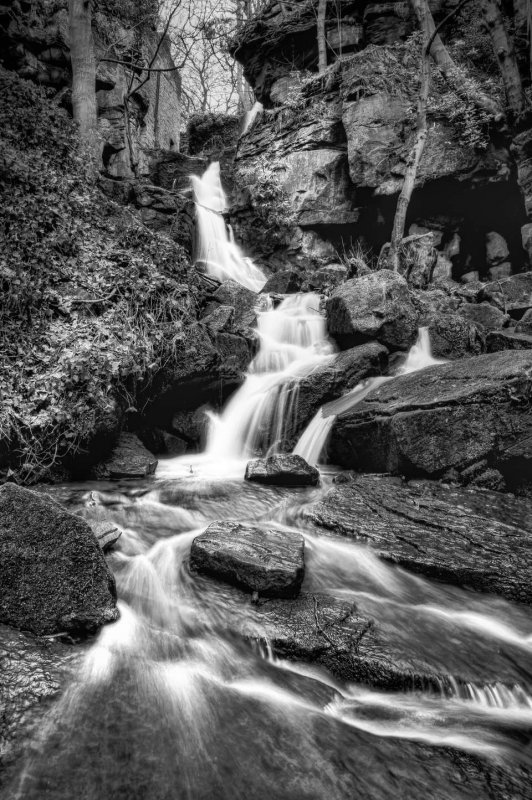 Фото водопад чёрно белый