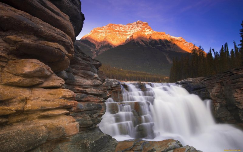 Водопад Атабаска Канада