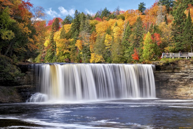 Золотая осень с водопадом