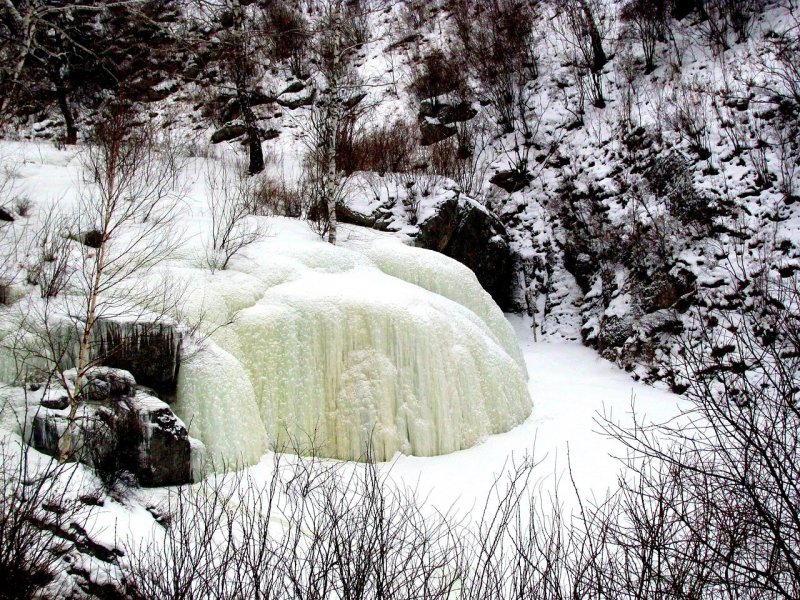 Водопад Чечкыш горный Алтай зимой