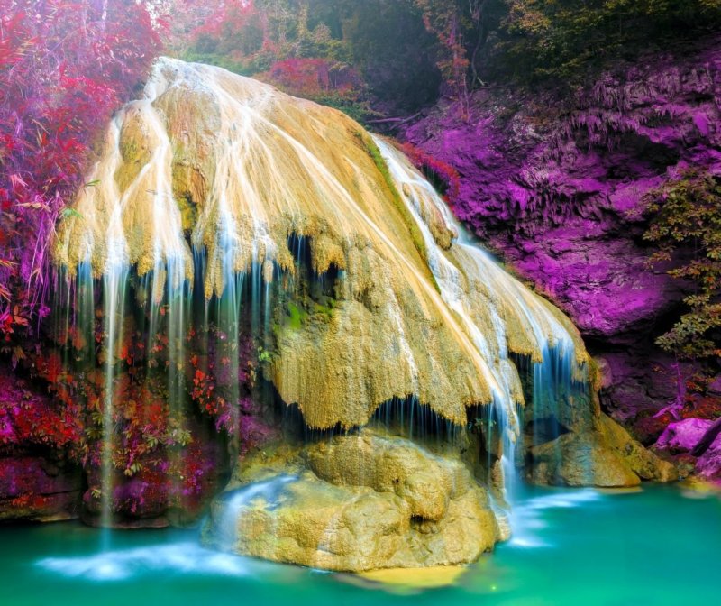 Водопад в горах Тайланд
