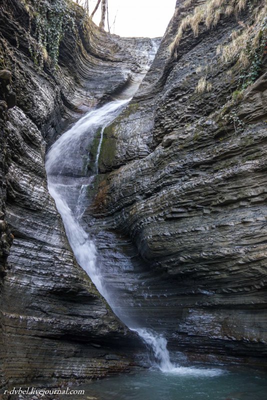 Изумрудная Долина реки Аше с водопадами