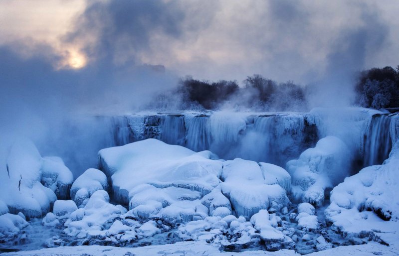 Замерзший Ниагарский водопад 2014