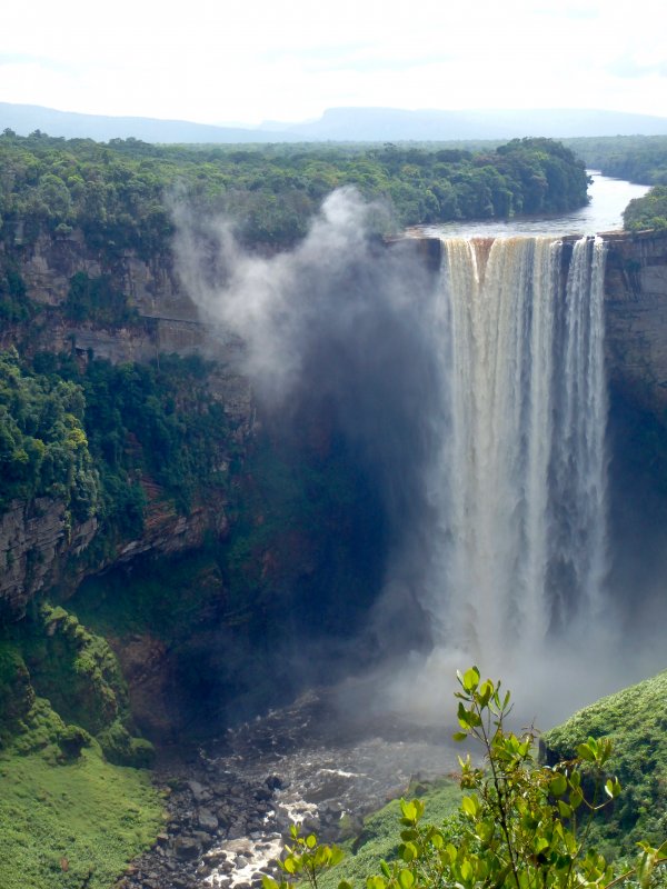 Водопад в Южной Америке Кайетур