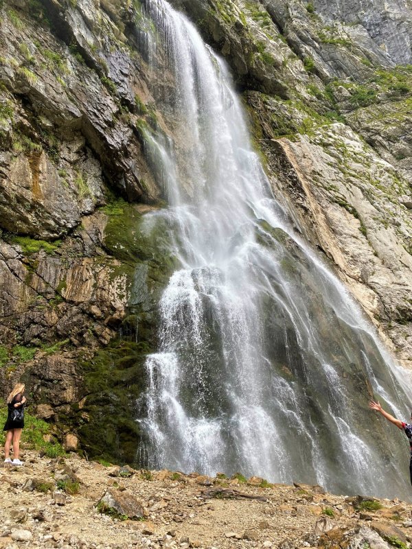 Дорога на водопад в Абхазии