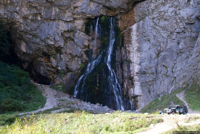 Гегский водопад пещера