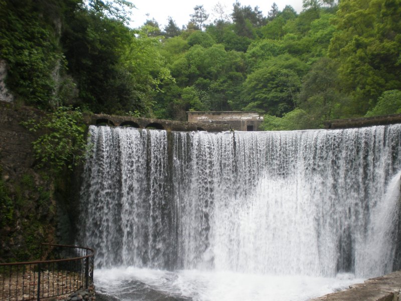 Новоафонский водопад (бывшая плотина ГЭС)