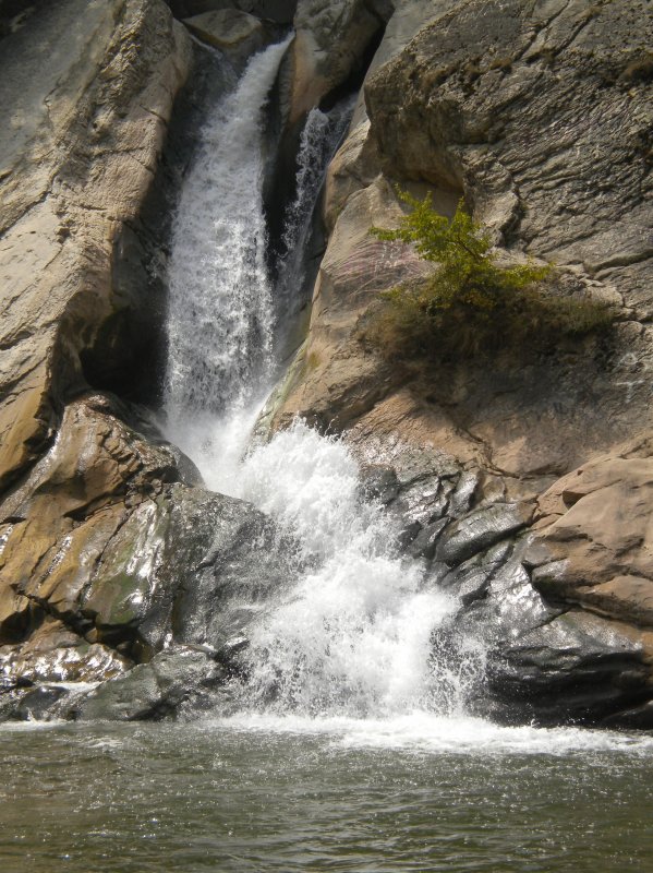 Хучни водопад зимой