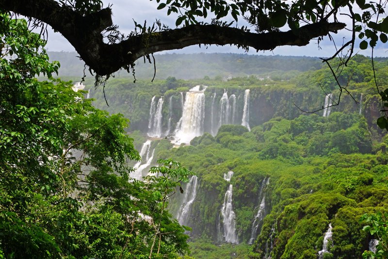 Водопады Игуасу граница Бразилии и Аргентины сверху