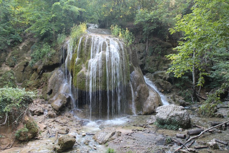 Водопад серебряные струи в Крыму