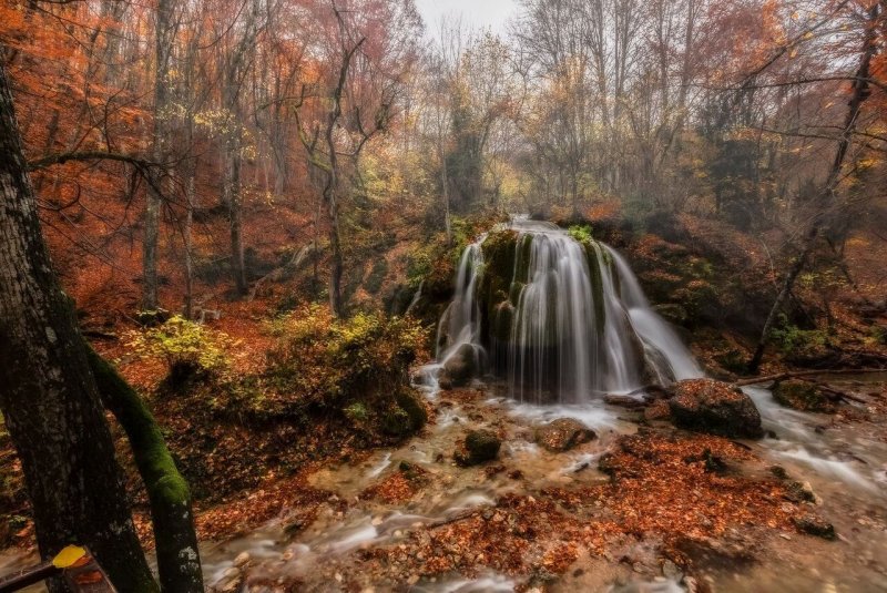 Водопад серебряные струи в Крыму