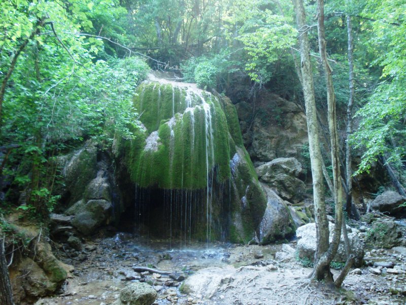 Водопад серебряные струи спрятавшийся среди заповедного