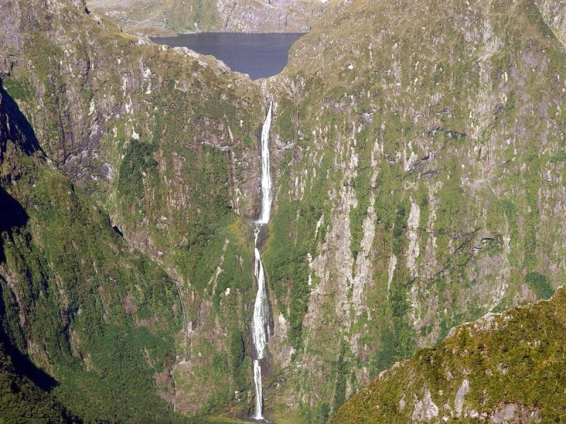 Водопад «Са́терленд» в новой Зеландии
