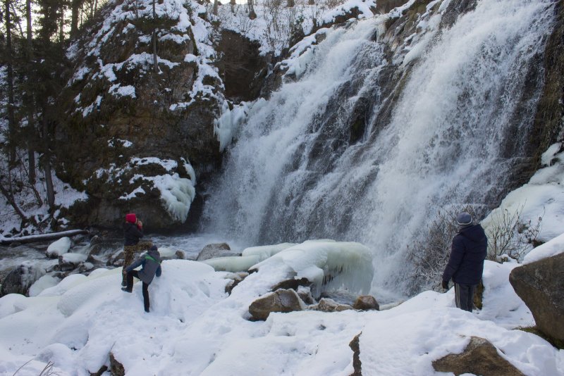 Пещерский водопад Алтайский край зимой
