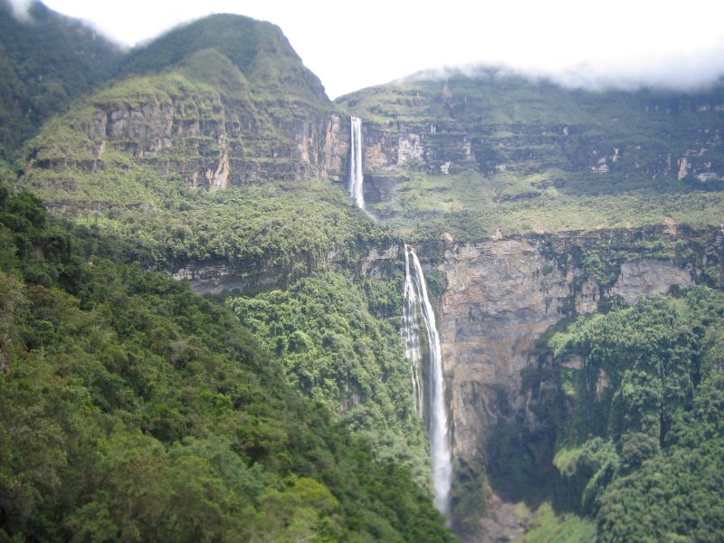 Горы с водопадом с радугой