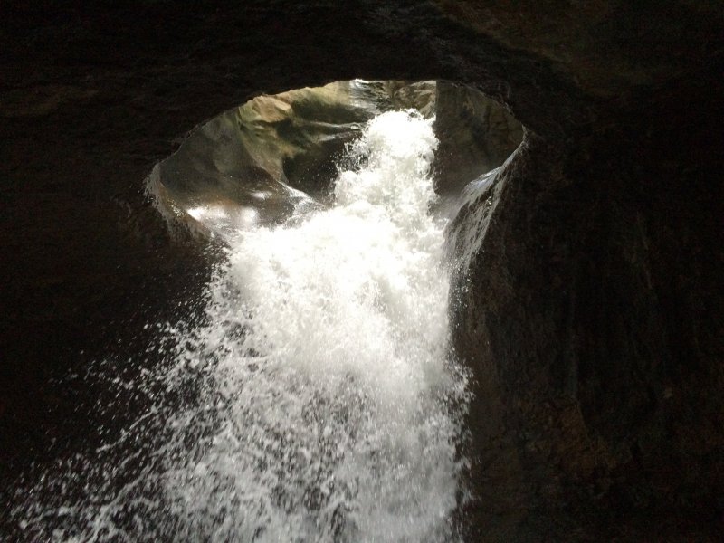 Каком году возникла Хучнийский водопад и сколько туристов едят туда
