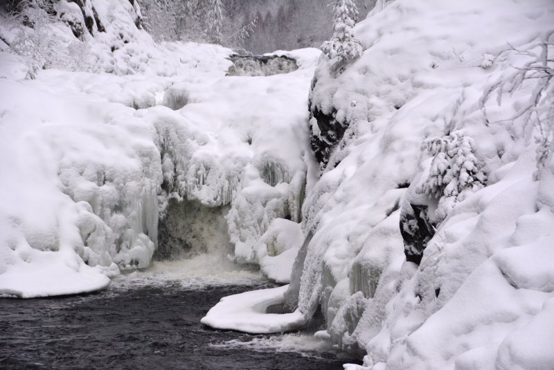 Замерзший водопад Кивач