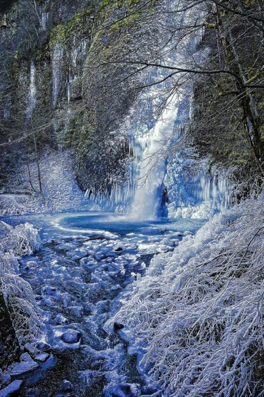 Красивый зимний водопад