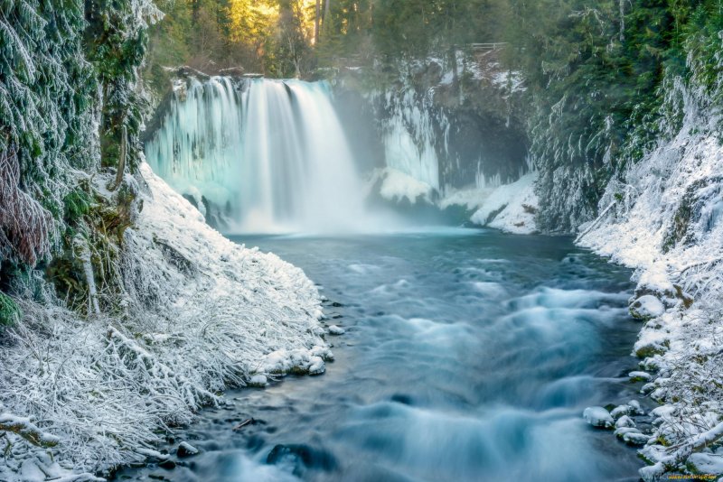Красивый зимний водопад