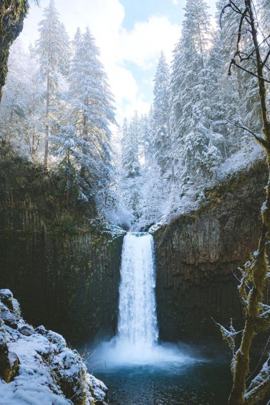 Водопад зимой в лесу