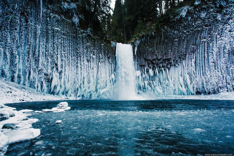 Замерзший водопад хелмкен