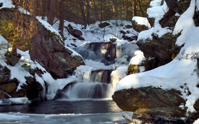Зимний ручей с водопадом