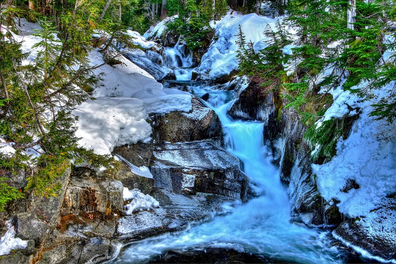 Зимний ручей с водопадом