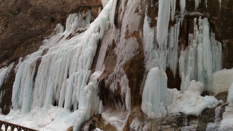 Замерзшие Чегемские водопады