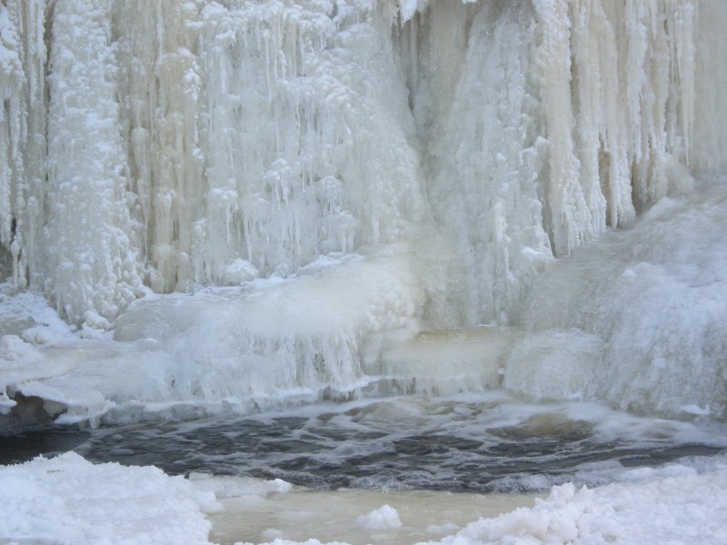 Алибекский водопад зимой