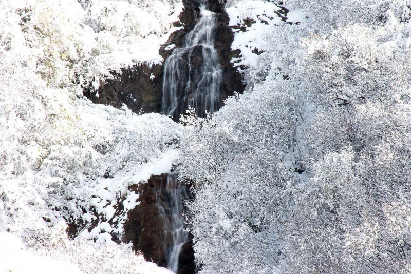 Заснеженные водопады Крым зима