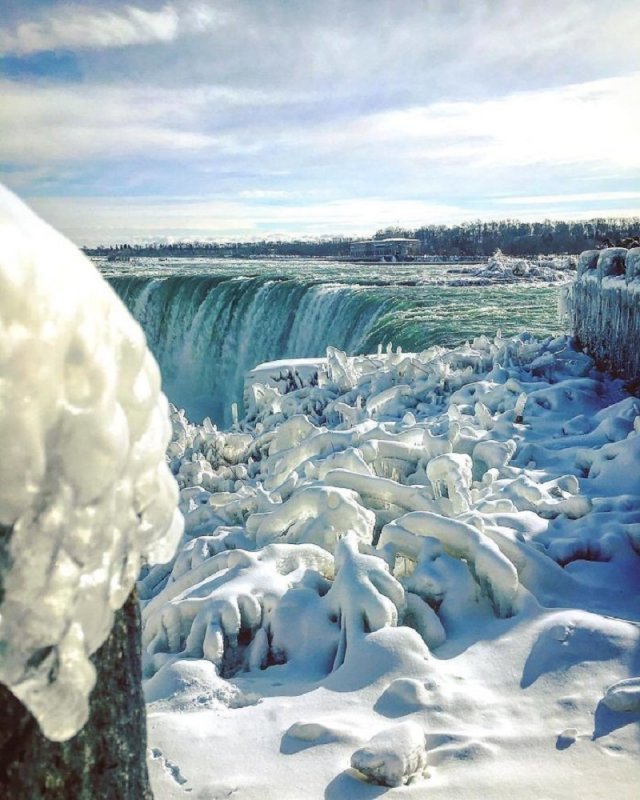 Замерзший Ниагарский водопад в Канаде