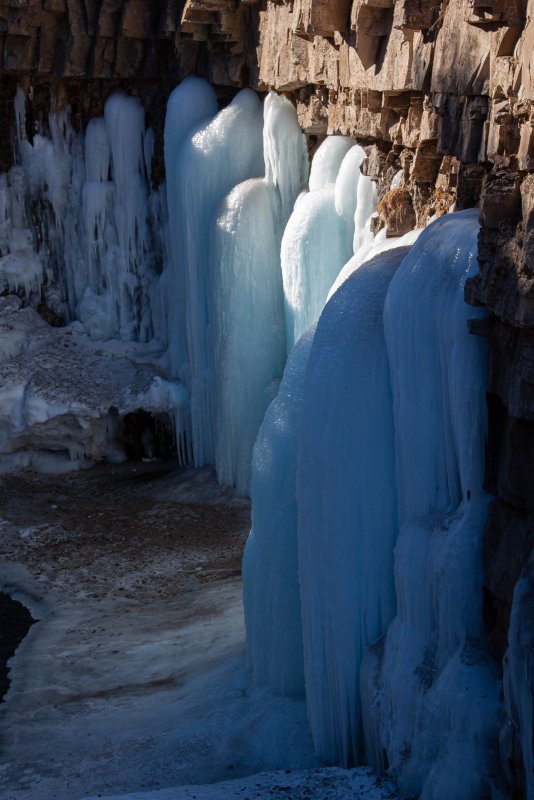 Тосненский водопад замерзает