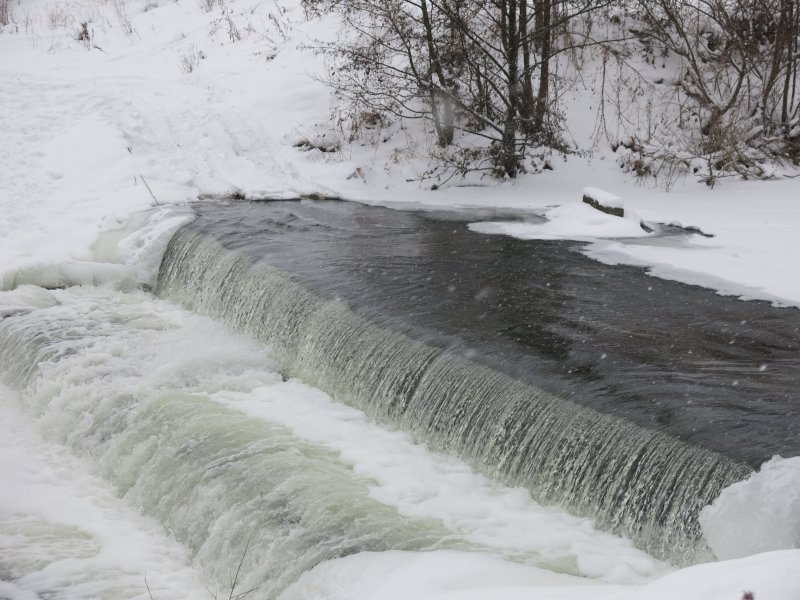 Тосненский водопад в Ленинградской области зимой
