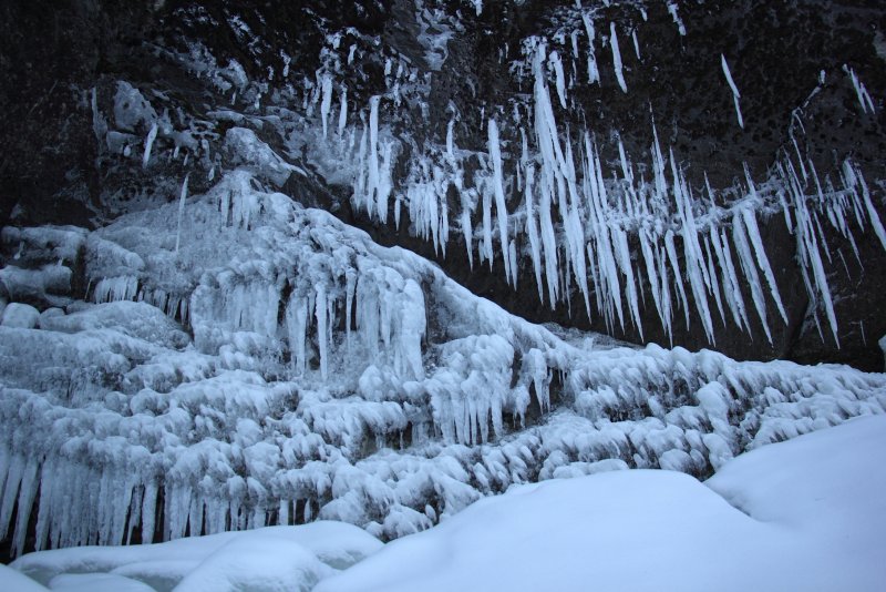 Камышлинский водопад горный Алтай зимой