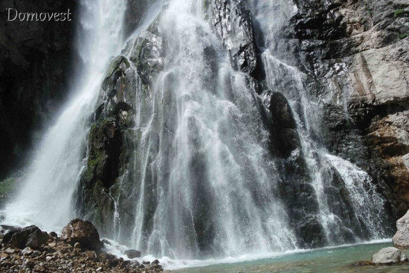Водопад скала Пржевальского зима