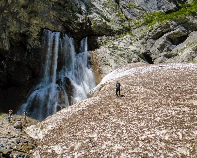 Гегский водопад в Абхазии указатель