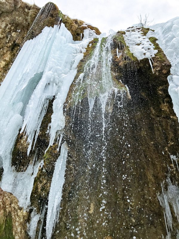 Заснеженные водопады Крым зима