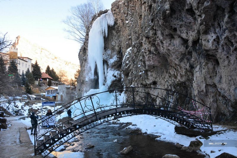 Медовые водопады Кислов зимой