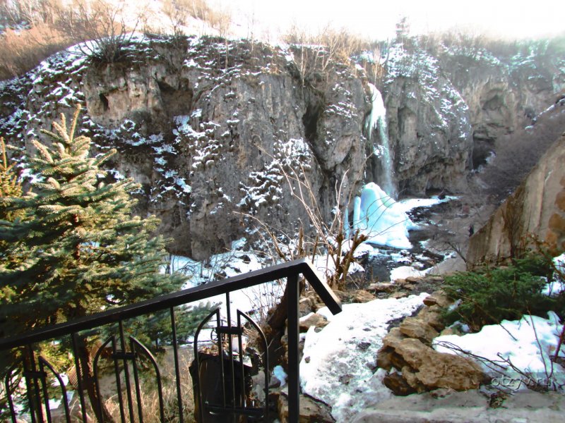 Медовые водопады зимой КЧР