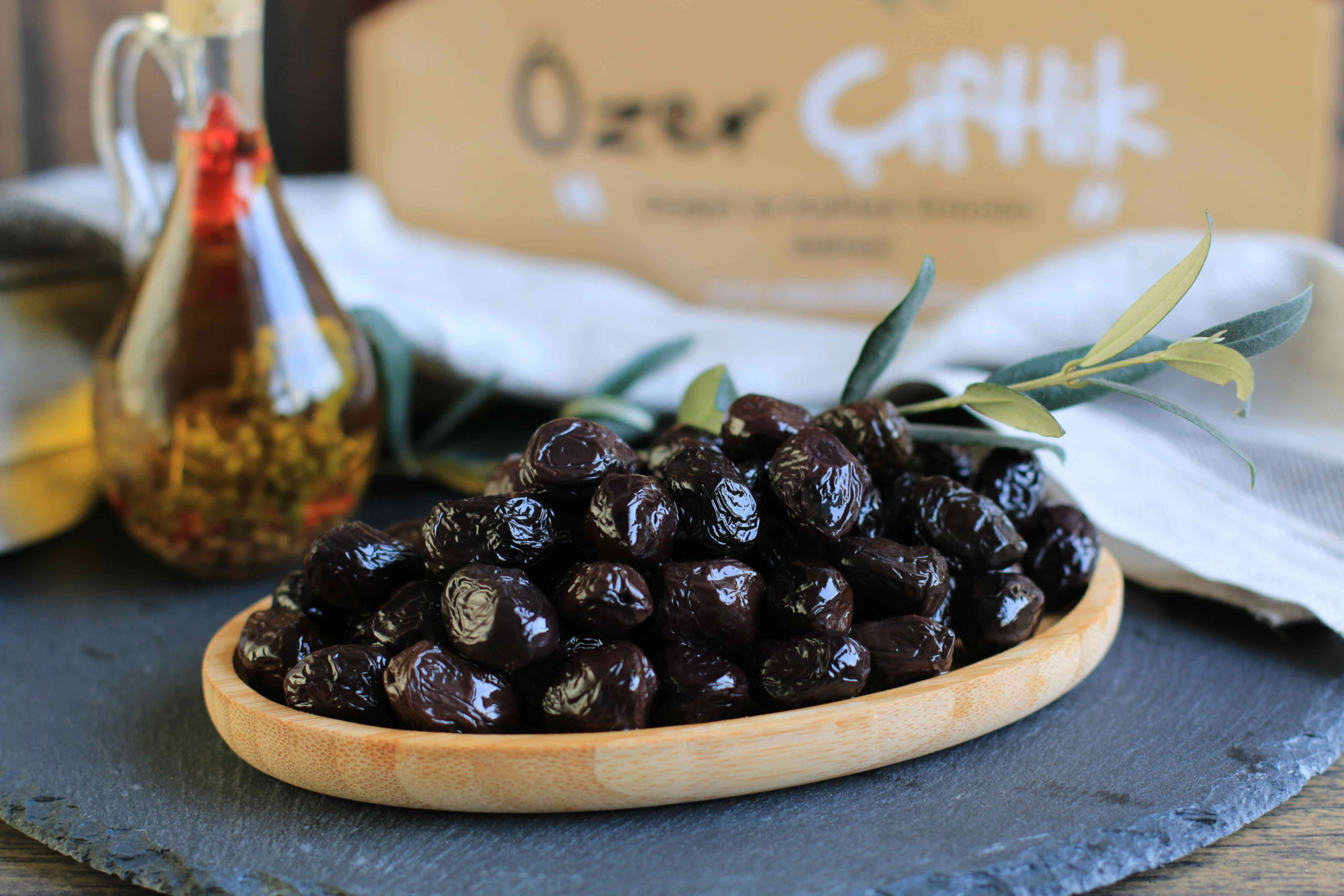 Копченые оливки. Оливки. Сушеные маслины. Маслины на столе. Оливки в Турции.