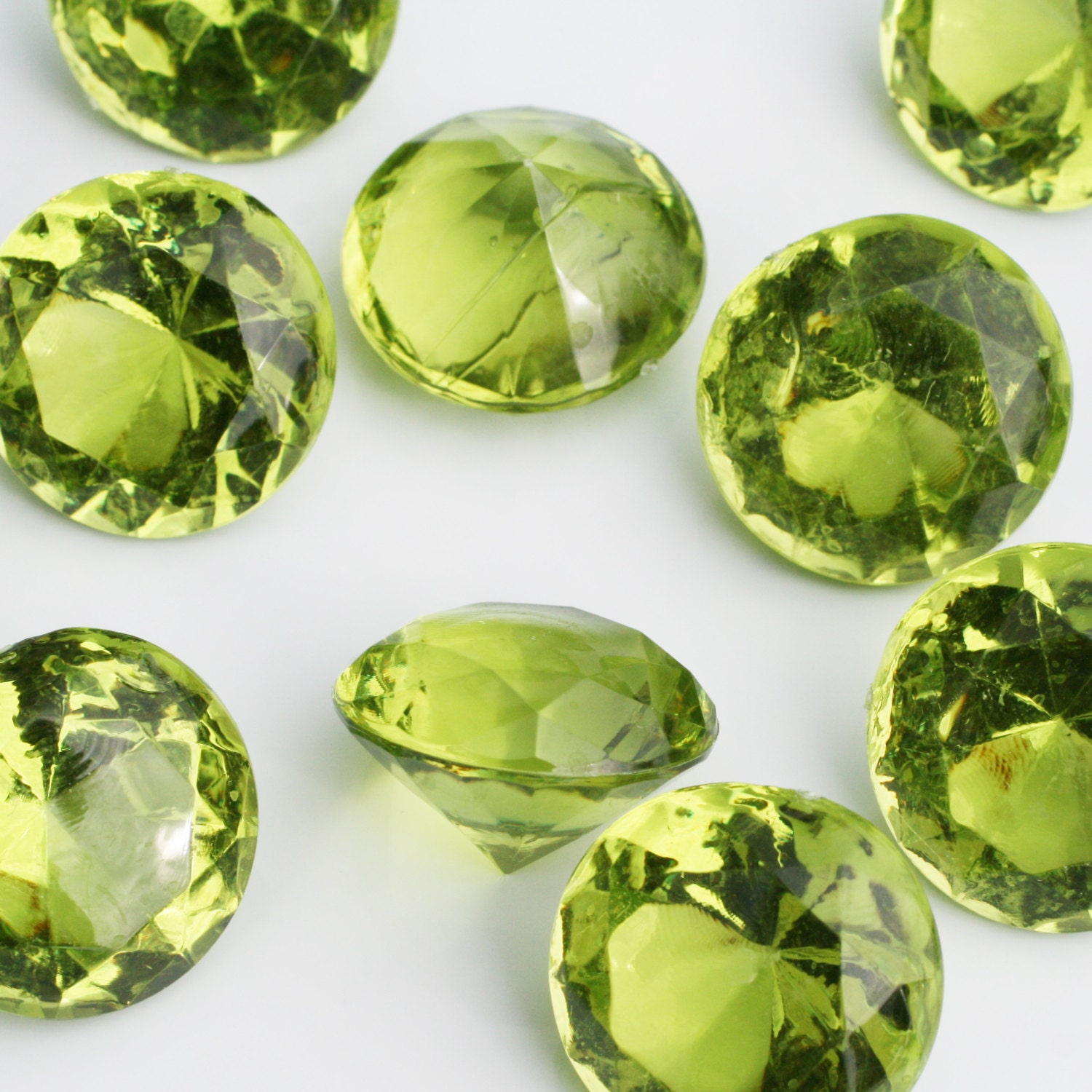 Селеный. Грин Дорлинг камень зелёный. Изумруд нефрит хризолит. Зеленый прозрачный камень. Светло зеленый прозрачный камень.