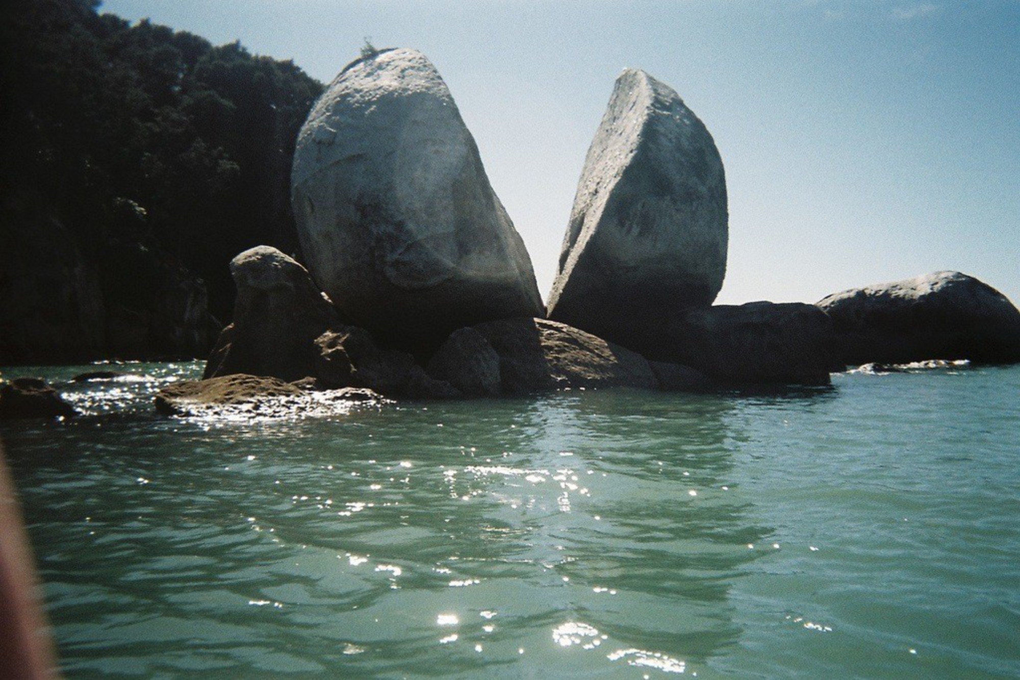 Пошла вода на камень. Камни в воде. Вода камень точит. Капля камень точит. Камень сточенный водой.
