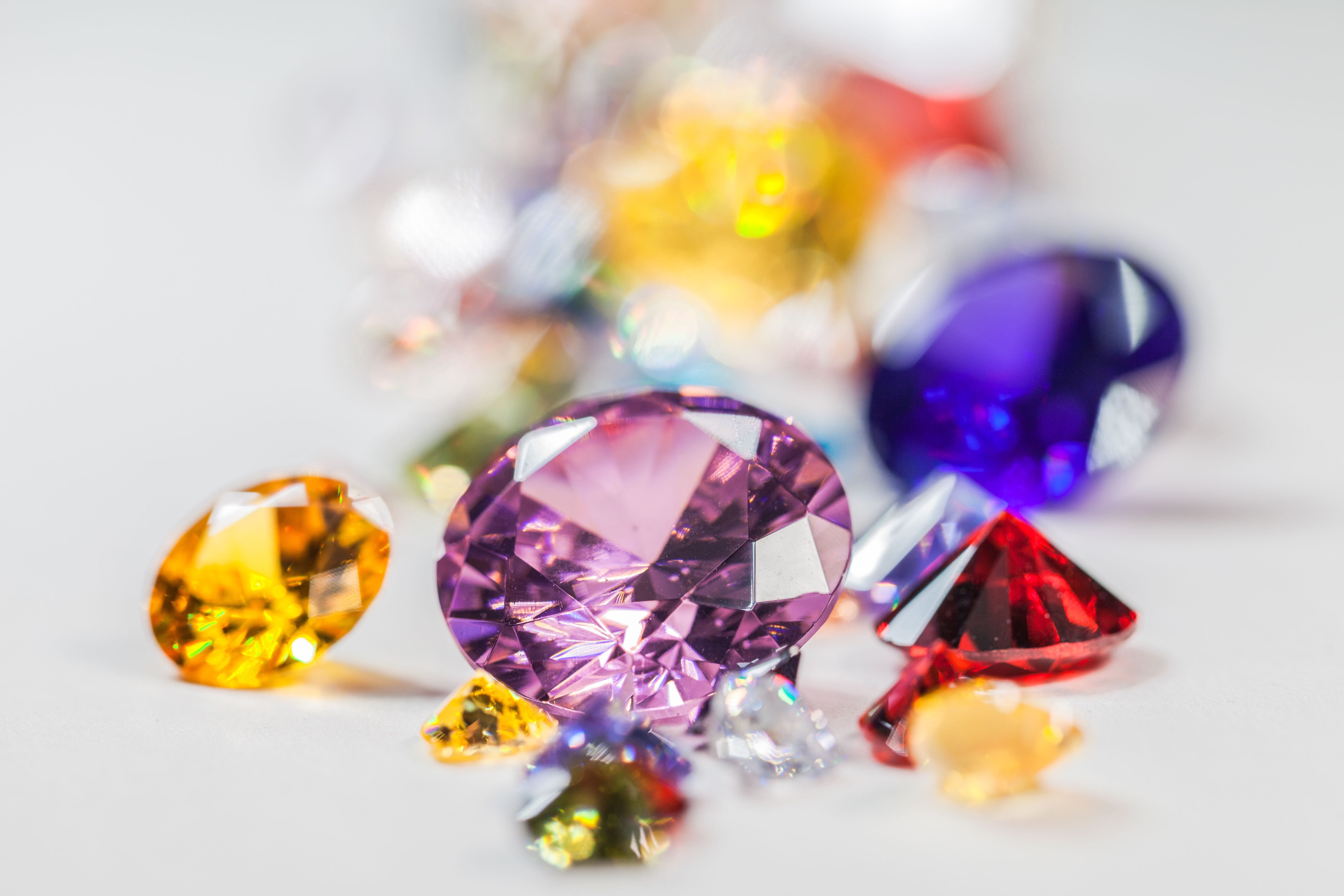 Precious stones. Цветные бриллианты. Разноцветные Алмазы. Россыпь драгоценных камней. Фантазийные бриллианты.