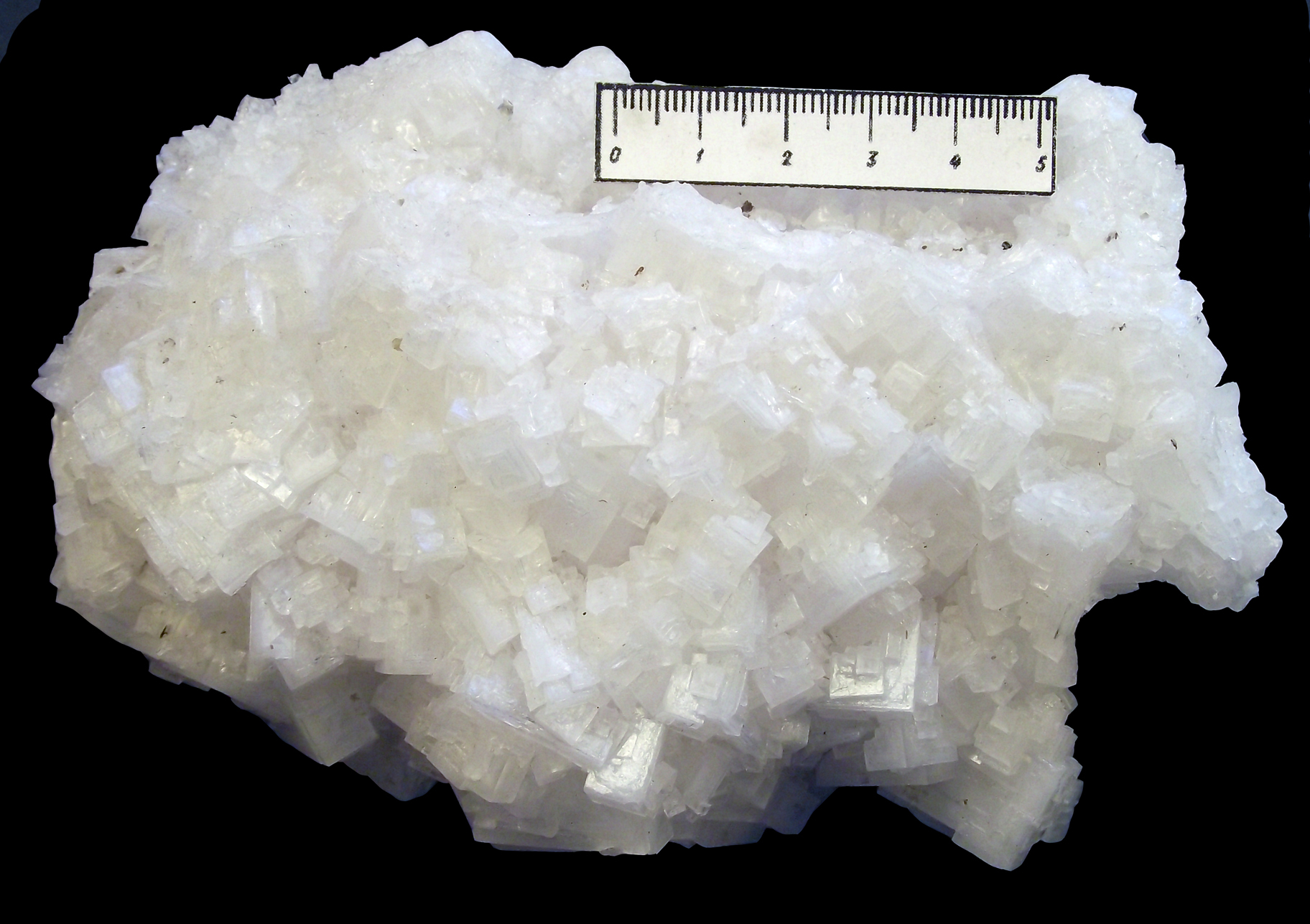 Природная минеральная соль. Галит минерал. Галит поваренная соль. Каменная соль минерал. Галит порода.