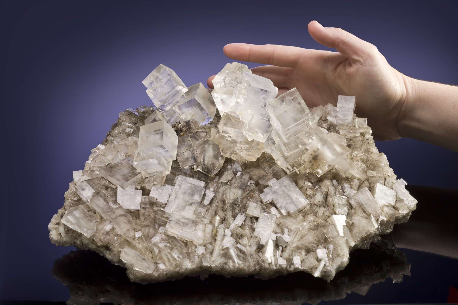 Природная минеральная соль. Галит минерал. Каменная соль минерал галит. Галит флюорит брусит. Галит Горная порода.