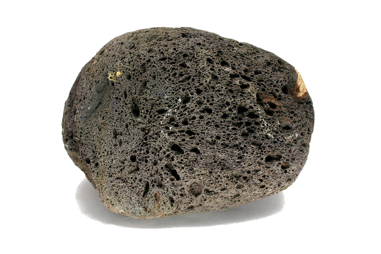 Породы вулканического происхождения. Вулканический туф и пемза. Камень андезит базальта что это. Вулканический туф вулканические горные породы.