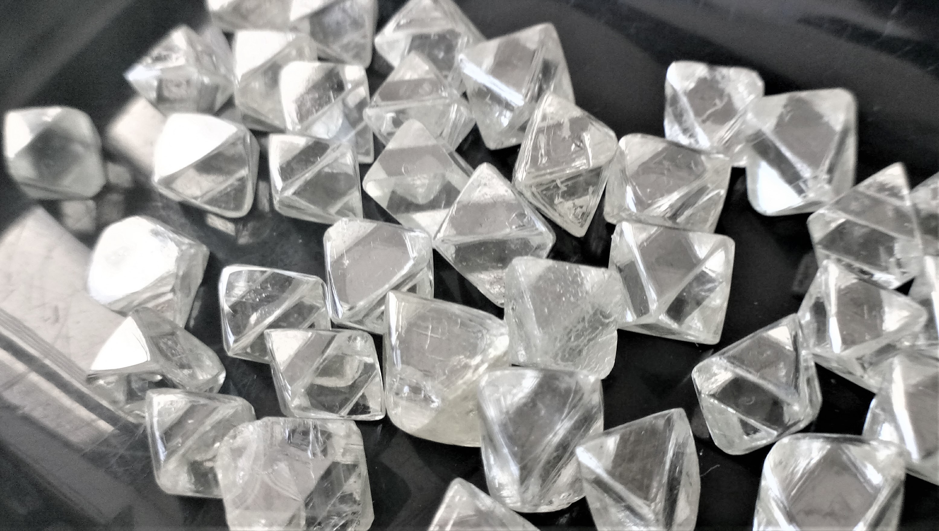 Diamond crystal. Алмаз Кристалл неограненный. Алмаз октаэдр. Кубический Алмаз. Природный Алмаз.