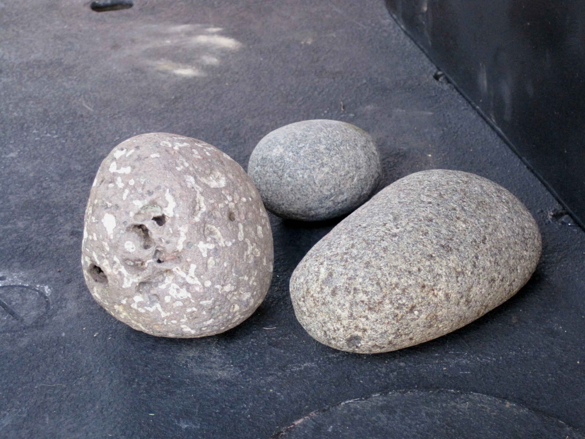 Округлый камень